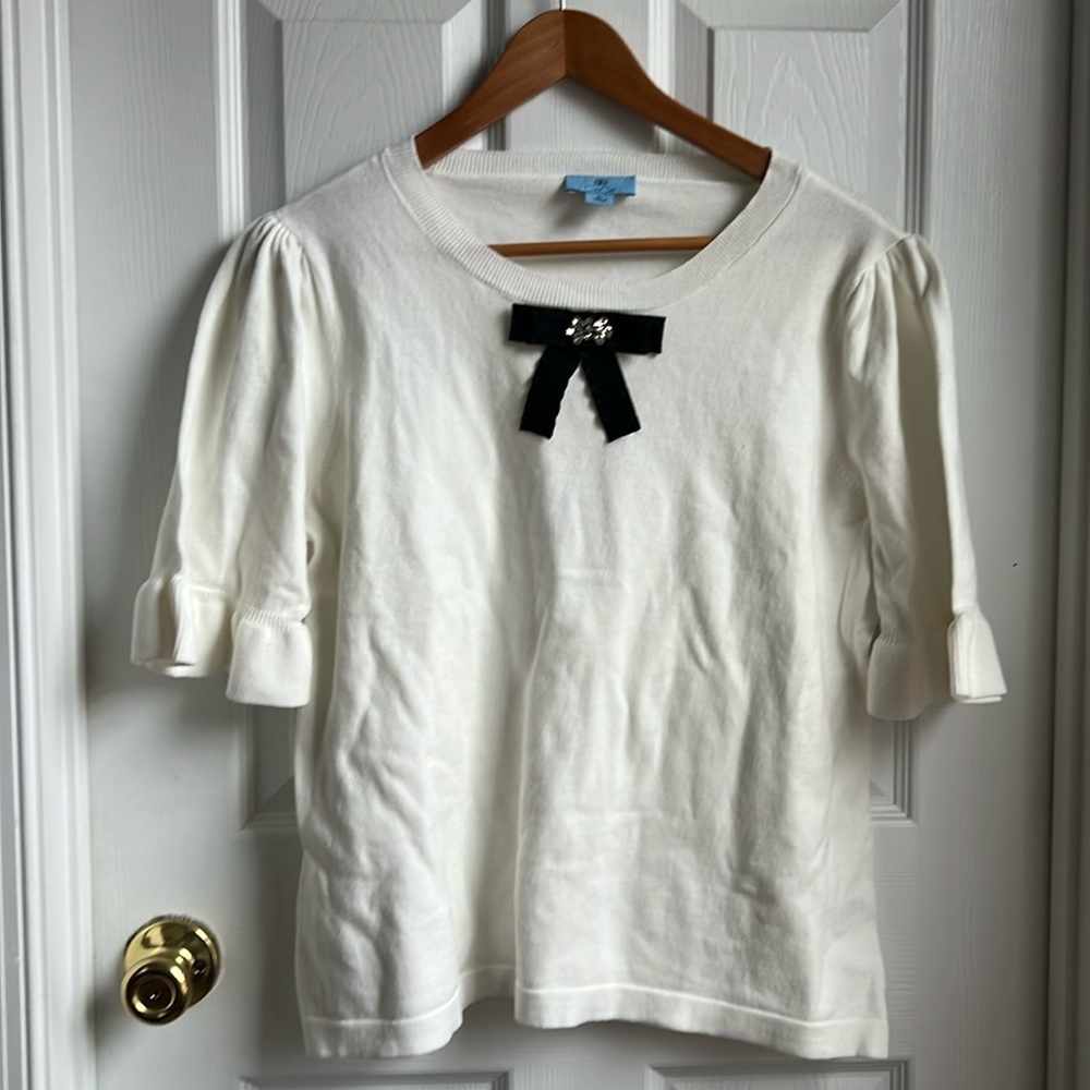 CeCe White short sleeved sweater with adorable jeweled black bow size XL